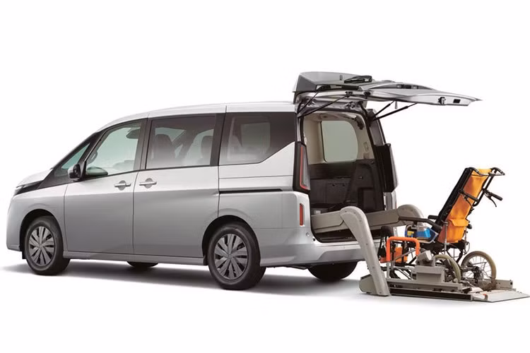 Để tăng cường an toàn, mẫu MPV này còn được bổ sung tính năng nhắc nhở còn hành khách trên hàng ghế sau. Nhờ đó, người lái sẽ được nhắc nhở kiểm tra lại nội thất xem còn hành khách hoặc hành lý hay không.