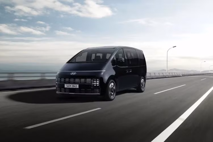 Tuy nhiên, những chiếc xe nguyên mẫu thử nghiệm đã từng được bắt gặp trên đường phố với cản trước thiết kế riêng. Ngoài ra, Hyundai Staria 2026 còn được bổ sung màu xanh Classy Blue Pearl mới. Riêng bản Lounge có thêm màu sắc tùy chọn là đỏ Galaxy Maroon Pearl.