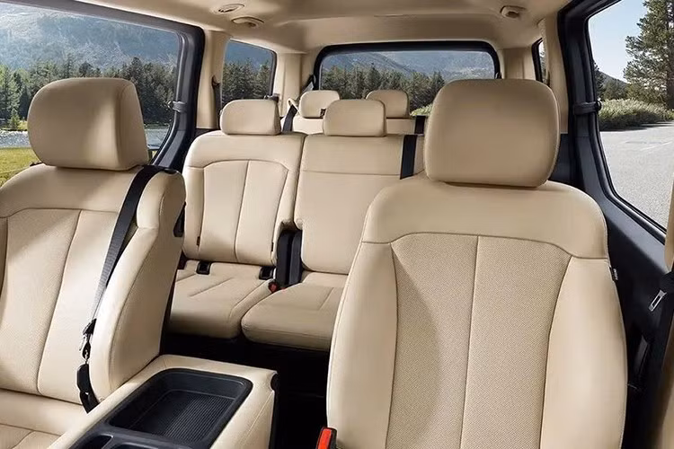 Tương tự trước đây, Hyundai Staria mới cũng tiếp tục được phân phối với nhiều cấu hình ghế ngồi, từ bản 2 chỗ thiên về chở hàng cho đến bản 11 chỗ rộng rãi với 4 hàng ghế. Để mang đến cảm giác êm ái khi vận hành, Hyundai đã tinh chỉnh hệ thống treo và cao su đỡ khung phụ của xe.