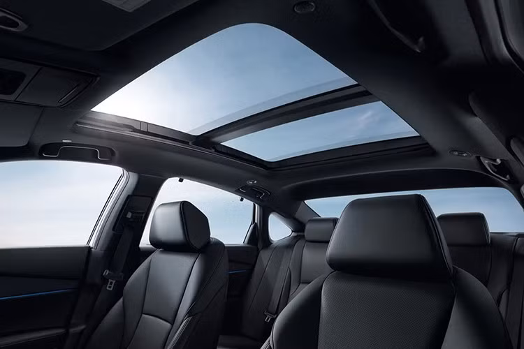 Ngoài ra nội thất xe còn có bảng đồng hồ kỹ thuật số TFT 10,2 inch, hệ thống âm thanh 12 loa BOSE, sạc điện thoại không dây, điều hòa hai vùng độc lập, lọc khí Plasma Cluster và cửa sổ trời toàn cảnh (trên bản RS) góp phần nâng tầm trải nghiệm cho người dùng.