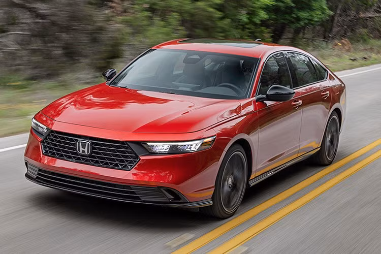 Ngoài ra, bản Sport Hybrid và Sport-L Hybrid sở hữu các chi tiết sơn đen ở logo, gương chiếu hậu, cột B và ăng-ten vây cá mập, góp phần tăng nét cá tính. Trong khi đó, các phiên bản EX-L và Touring cao cấp hơn vẫn giữ nguyên thiết kế và trang bị như đời 2025.