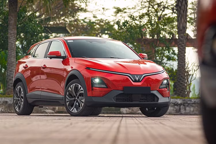 CUV cỡ B: VinFast VF6 ﻿Trong phân khúc CUV cỡ B đầy sôi động, VinFast VF6 ghi nhận sức tăng trưởng mạnh mẽ với 19.750 xe. Con số này giúp mẫu xe điện vượt qua các đối thủ nặng ký như Mitsubishi Xforce (12.091 xe) và Toyota Corolla Cross (8.169 xe). Sự dịch chuyển xu hướng sang xe xanh cùng trang bị công nghệ vượt trội là nền tảng vững chắc để VF6 duy trì vị trí quán quân doanh số trong tháng kinh doanh cuối cùng của năm 2025.