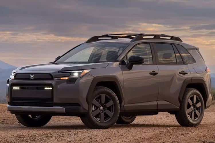 Trong khi đó, phiên bản Adventure hướng đến nhóm khách hàng yêu thích phong cách off-road với lưới tản nhiệt hình chữ nhật, thanh ngang màu đen lớn, cản xe hầm hố và các chi tiết tạo hình mạnh mẽ hơn. Nhờ đó, bản Adventure có kích thước lớn hơn đôi chút, với chiều dài 4.620 mm và chiều rộng 1.880 mm.