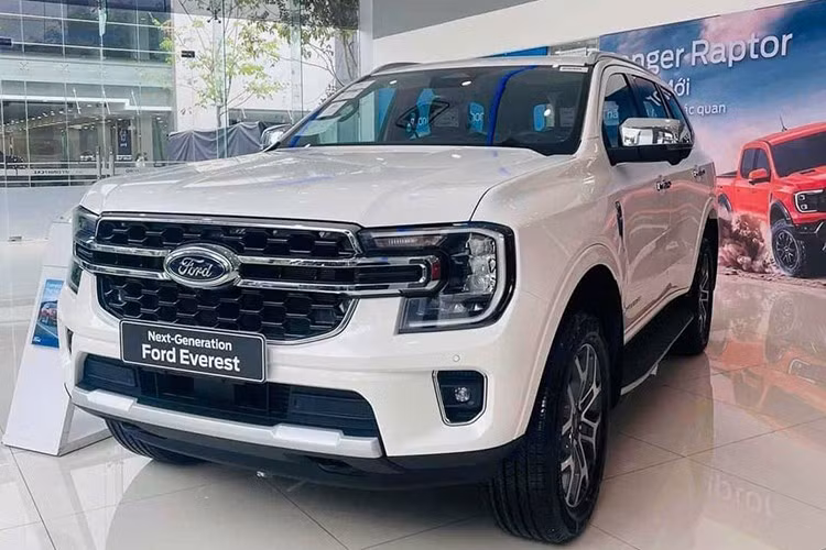 SUV/CUV cỡ D: Ford Everest Ford Everest khẳng định sức mạnh tuyệt đối trong nhóm SUV hạng D với doanh số 11.209 xe, bỏ xa Toyota Fortuner (2.841 xe) và Hyundai Santa Fe (2.380 xe). Sự ổn định về nguồn cung cùng những cải tiến vượt trội về mặt công nghệ giúp Everest chiếm trọn niềm tin của khách hàng. Nếu không có biến động bất thường, mẫu xe Mỹ này chắc chắn sẽ tiếp tục thống trị phân khúc trong năm tới.