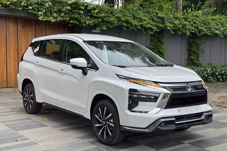 MPV cỡ nhỏ: Mitsubishi Xpander ﻿Mitsubishi Xpander tiếp tục chắc suất là mẫu MPV bán chạy nhất phân khúc cỡ nhỏ tại Việt Nam 2025 dù năm nay vẫn còn tháng 12. Tuy nhiên, do khoảng cách của mẫu xe Nhật với bộ đôi Toyota (Veloz và Avanza) quá lớn (hơn 9.000 xe), cục diện đã an bài từ sớm. Mẫu xe của Mitsubishi vẫn đang là cái tên ăn khách nhất phân khúc MPV nói chung tại Việt Nam, nhưng cần dè chừng khi VinFast Limo Green đang nổi lên như một hiện tượng mới.