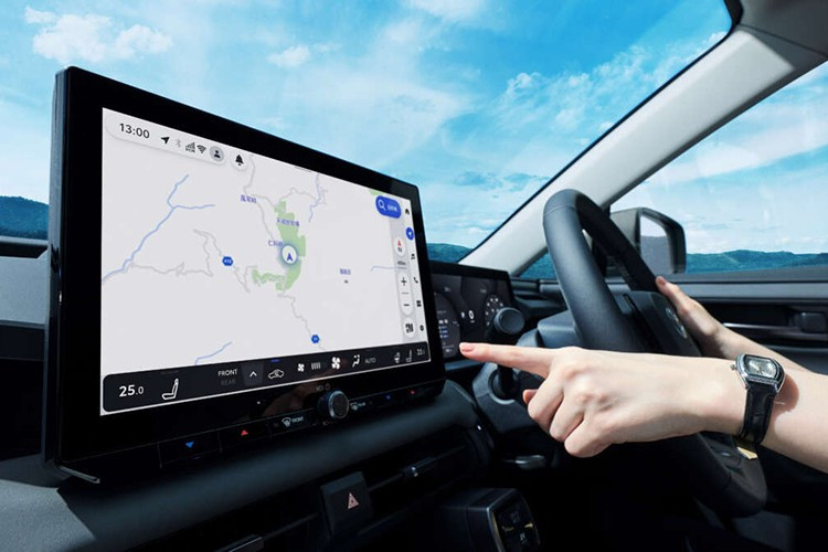 Trang bị tiêu chuẩn trên Toyota RAV4 2026 tại Nhật gồm mâm 18 inch, đèn pha LED bi-beam, ghế bọc da nhân tạo, bảng đồng hồ kỹ thuật số 12,3 inch, điều hòa tự động hai vùng, chế độ chạy thuần điện EV mode và gói an toàn Toyota Safety Sense. Phiên bản Z được bổ sung thêm màn hình hiển thị trên kính lái (HUD) màu và cần số điện tử Electro-Shiftmatic.