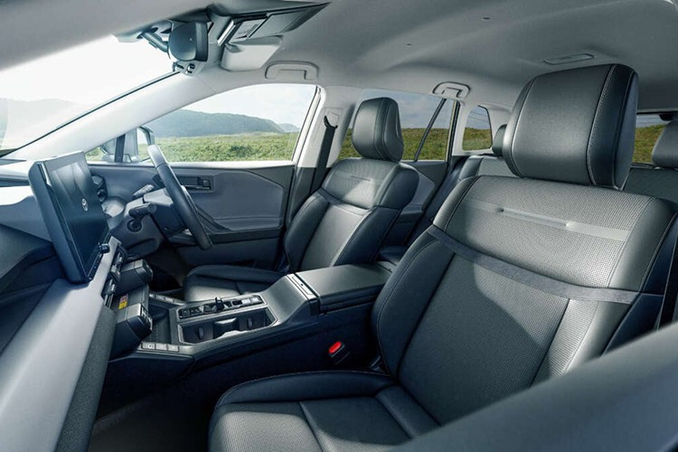 Bên trong khoang cabin, cả hai phiên bản Adventure và Z đều sử dụng chung thiết kế bảng táp-lô và bố cục nội thất, khác biệt chủ yếu nằm ở màu sắc và các chi tiết trang trí.