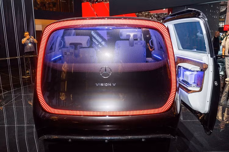 VLE không đơn thuần là một phiên bản điện hóa của V-Class, mà là đại diện cho ngôn ngữ tạo hình mới, nơi yếu tố sang trọng hiện đại, công nghệ số và trải nghiệm cao cấp được đặt lên hàng đầu.