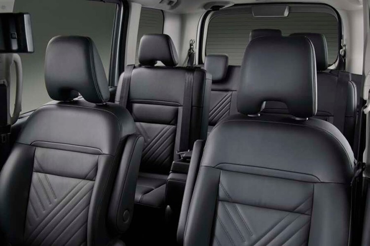 Tiếp theo đó là hệ thống thông tin giải trí NissanConnect, hỗ trợ các ứng dụng Google như Google Maps, Google Assistant và Google Play. Chức năng cảnh báo qua điện thoại thông minh trong trường hợp người lái quên khóa xe, quên đóng cửa sổ hoặc quên tắt đèn cảnh báo nguy hiểm cũng được trang bị cho mẫu MPV hạng trung này.