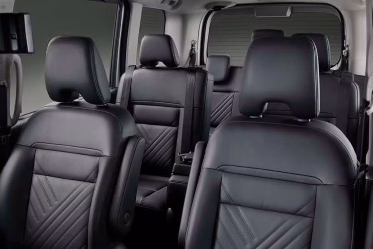 Tiếp theo đó là hệ thống thông tin giải trí NissanConnect, hỗ trợ các ứng dụng Google như Google Maps, Google Assistant và Google Play. Chức năng cảnh báo qua điện thoại thông minh trong trường hợp người lái quên khóa xe, quên đóng cửa sổ hoặc quên tắt đèn cảnh báo nguy hiểm cũng được trang bị cho mẫu MPV hạng trung này.