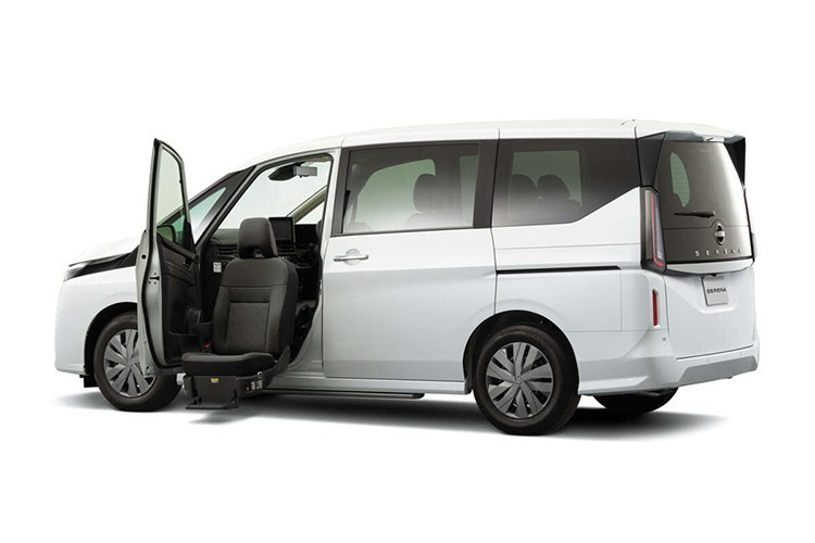 Tại thị trường Nhật Bản, Nissan Serena 2026 sẽ được bán với các phiên bản X, Highway Star V và Luxion. Trong đó, hai phiên bản Highway Star V và Luxion có diện mạo ngoại thất mới. Riêng Luxion còn được trang bị chất liệu nội thất độc quyền mới.