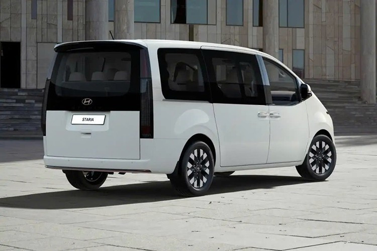 Riêng bản Lounge được trang bị cao su thủy lực. Bên cạnh đó, tất cả các phiên bản đều có khả năng cách âm tốt hơn, giúp giảm tiếng ồn trong khoang lái. Đáng tiếc là động cơ của Hyundai Staria 2026 vẫn được giữ nguyên. Bản tiêu chuẩn dùng động cơ xăng V6, dung tích 3.5L, cho công suất tối đa 237 mã lực, có thể chạy bằng khí dầu mỏ hóa lỏng LPG.