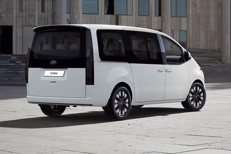 Riêng bản Lounge được trang bị cao su thủy lực. Bên cạnh đó, tất cả các phiên bản đều có khả năng cách âm tốt hơn, giúp giảm tiếng ồn trong khoang lái. Đáng tiếc là động cơ của Hyundai Staria 2026 vẫn được giữ nguyên. Bản tiêu chuẩn dùng động cơ xăng V6, dung tích 3.5L, cho công suất tối đa 237 mã lực, có thể chạy bằng khí dầu mỏ hóa lỏng LPG.