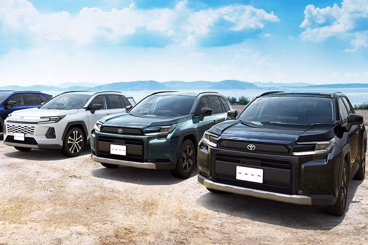 Ở giai đoạn đầu, tại Nhật Bản mẫu SUV cỡ trung này chỉ được phân phối với hệ truyền động hybrid, gồm hai phiên bản Adventure và Z, với giá bán lần lượt từ 4,5 triệu yên (tương đương 29.000 USD - khoảng 756 triệu đồng) và 4,9 triệu yên (31.400 USD - hơn 819 triệu đồng).