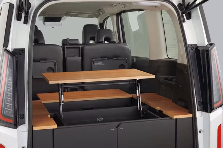 Tại Nhật Bản, Nissan Serena 2026 được cung cấp hai tùy chọn động cơ. Đầu tiên là động cơ xăng MR20DD 4 xi-lanh, hút khí tự nhiên, dung tích 2.0L tương tự phiên bản cũ, tạo ra công suất tối đa 150 mã lực và mô-men xoắn cực đại 200 Nm.