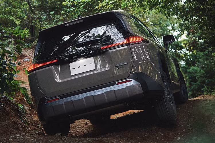 Toyota RAV4 2026 tại Nhật sử dụng hệ truyền động hybrid gồm động cơ xăng 2.5L A25A-FXS hút khí tự nhiên, 4 xi-lanh thẳng hàng, cho công suất 186 PS và mô-men xoắn 221 Nm, kết hợp hộp số E-CVT.