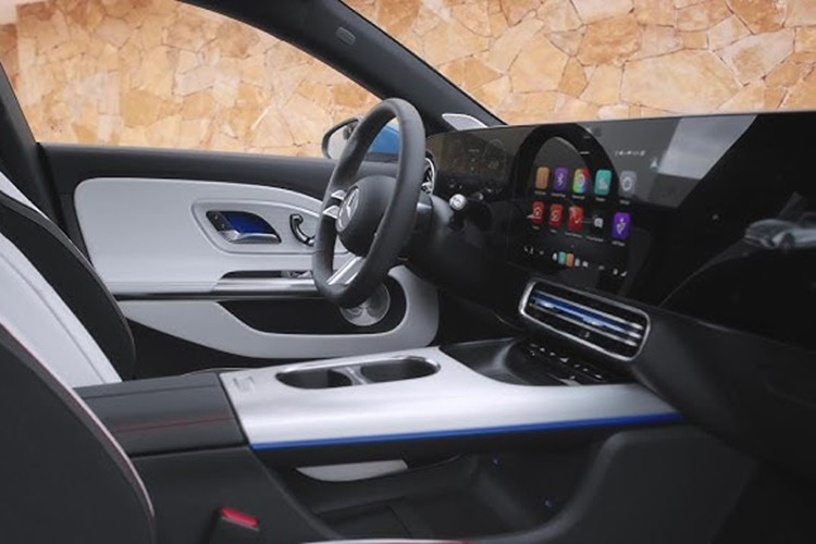 Theo Mercedes, cấu hình này giúp giảm độ trễ turbo, tăng tốc độ làm nóng bộ chuyển đổi xúc tác và cho phép đốt cháy hỗn hợp nghèo nhiên liệu trong khi vẫn duy trì công suất và giảm mức tiêu thụ nhiên liệu. Động cơ này sản sinh công suất 188 mã lực và hoạt động cùng với một động cơ điện trong hệ thống hybrid.