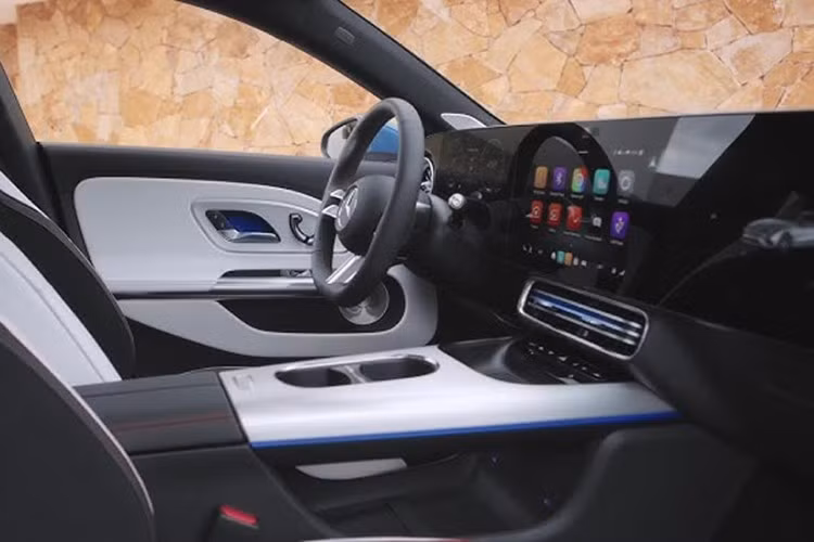 Theo Mercedes, cấu hình này giúp giảm độ trễ turbo, tăng tốc độ làm nóng bộ chuyển đổi xúc tác và cho phép đốt cháy hỗn hợp nghèo nhiên liệu trong khi vẫn duy trì công suất và giảm mức tiêu thụ nhiên liệu. Động cơ này sản sinh công suất 188 mã lực và hoạt động cùng với một động cơ điện trong hệ thống hybrid.