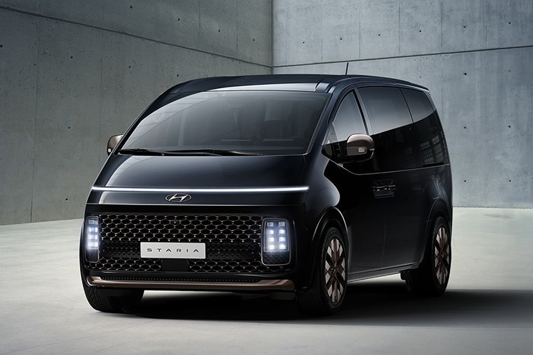 Dù vẫn còn khá mới mẻ trên đường phố, mẫu MPV cỡ lớn Staria của Hyundai thực tế đã sắp bước sang năm thứ 5 kể từ khi ra mắt vào tháng 4/2021. Để duy trì sức cạnh tranh tại một thị trường thay đổi nhanh chóng, Hyundai đã tiến hành một đợt nâng cấp Staria 2026 và không chỉ dừng lại ở những thay đổi bề mặt.