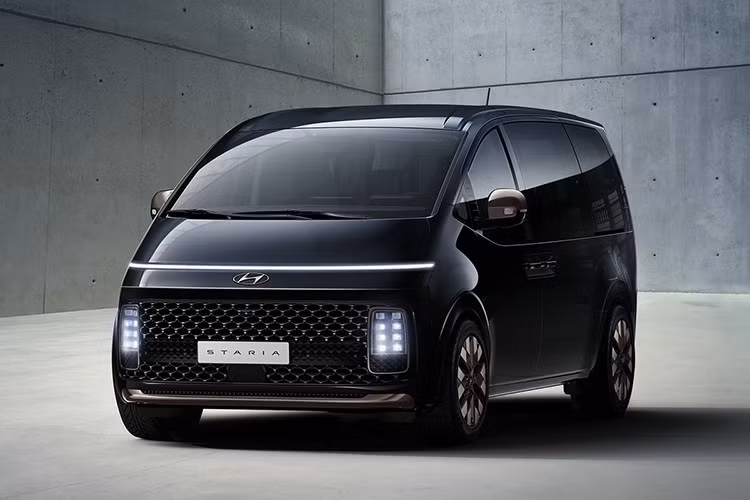 Dù vẫn còn khá mới mẻ trên đường phố, mẫu MPV cỡ lớn Staria của Hyundai thực tế đã sắp bước sang năm thứ 5 kể từ khi ra mắt vào tháng 4/2021. Để duy trì sức cạnh tranh tại một thị trường thay đổi nhanh chóng, Hyundai đã tiến hành một đợt nâng cấp Staria 2026 và không chỉ dừng lại ở những thay đổi bề mặt.