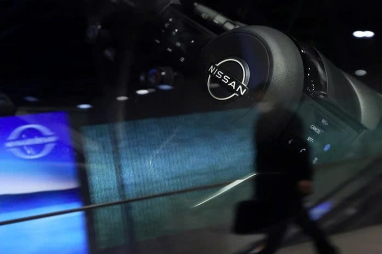 Tuy nhiên, Nissan đã bổ sung những điểm nhấn riêng ở phía sau, bao gồm cản sau mới với các chi tiết hình chữ C, đồ họa đèn hậu LED được cập nhật và tên Gravite được viết nổi bật trên cửa hậu. Công ty không hé lộ nội thất nhưng hứa hẹn hệ thống ghế ngồi “siêu linh hoạt”, “không gian rộng rãi vượt trội” và “những cải tiến hàng đầu về khả năng chứa đồ”.