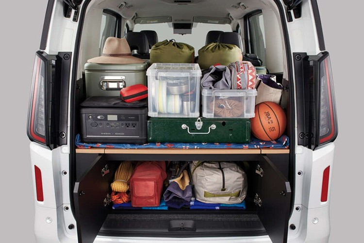 Thứ hai là hệ truyền động hybrid e-Power, kết hợp động cơ xăng HR14DDe 3 xi-lanh thẳng hàng, hút khí tự nhiên, dung tích 1.4L đóng vai trò máy phát điện cho mô-tơ điện dẫn động với công suất tối đa 163 mã lực và mô-men xoắn cực đại 315 Nm. Phiên bản AWD của Nissan Serena e-Power 2026 có thêm mô-tơ điện thứ hai nằm ở trục sau.