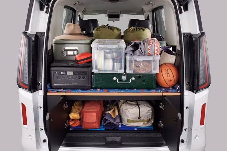 Thứ hai là hệ truyền động hybrid e-Power, kết hợp động cơ xăng HR14DDe 3 xi-lanh thẳng hàng, hút khí tự nhiên, dung tích 1.4L đóng vai trò máy phát điện cho mô-tơ điện dẫn động với công suất tối đa 163 mã lực và mô-men xoắn cực đại 315 Nm. Phiên bản AWD của Nissan Serena e-Power 2026 có thêm mô-tơ điện thứ hai nằm ở trục sau.