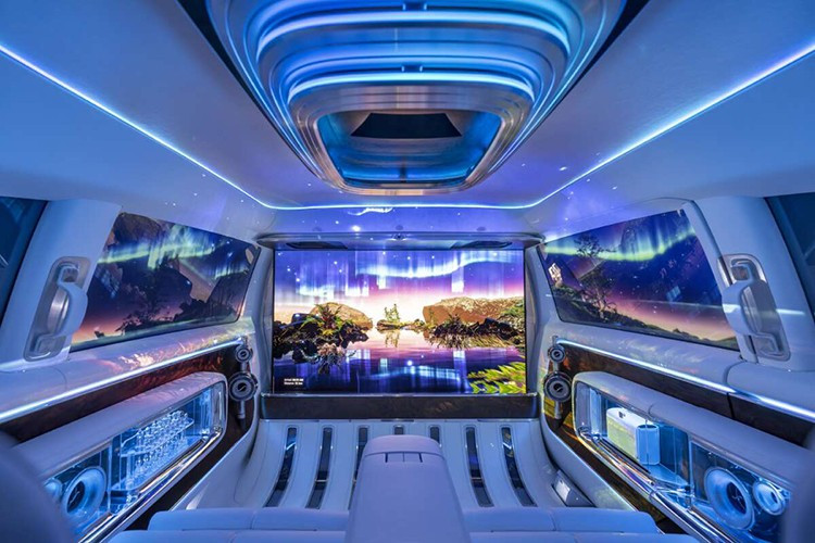 Ở phiên bản VLS cao cấp nhất, xe được định vị như một “phòng lounge di động”, với khoang sau được trang bị ghế ngồi độc lập và màn hình giải trí 4K kích thước lớn, hướng tới nhóm khách hàng thượng lưu hoặc các dịch vụ đưa đón VIP.