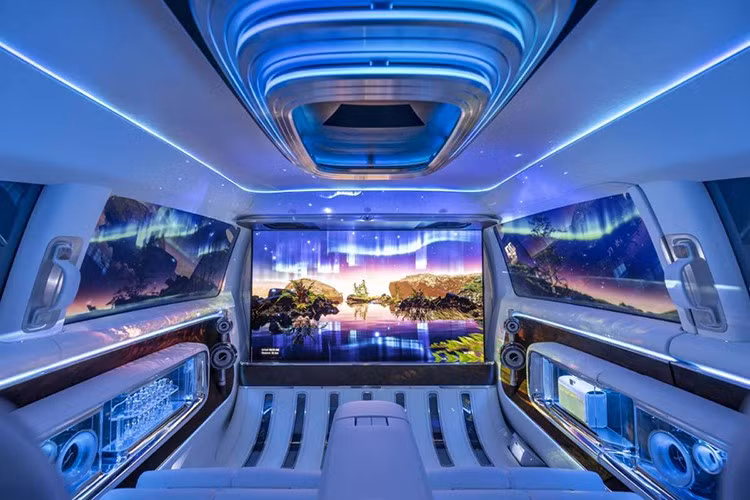 Ở phiên bản VLS cao cấp nhất, xe được định vị như một “phòng lounge di động”, với khoang sau được trang bị ghế ngồi độc lập và màn hình giải trí 4K kích thước lớn, hướng tới nhóm khách hàng thượng lưu hoặc các dịch vụ đưa đón VIP.