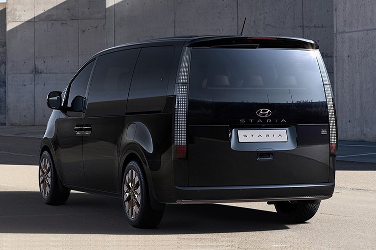 Phiên bản Lounge cao cấp được tinh chỉnh nhẹ ở lưới tản nhiệt với các chi tiết mạ crôm. Lưới tản nhiệt nay đã được tách biệt rõ ràng hơn với phần hốc hút gió trung tâm trên cản trước. Hyundai hiện chưa công bố thông tin về Staria Electric sắp ra mắt.