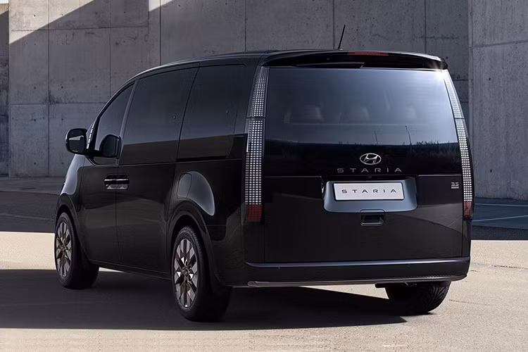 Phiên bản Lounge cao cấp được tinh chỉnh nhẹ ở lưới tản nhiệt với các chi tiết mạ crôm. Lưới tản nhiệt nay đã được tách biệt rõ ràng hơn với phần hốc hút gió trung tâm trên cản trước. Hyundai hiện chưa công bố thông tin về Staria Electric sắp ra mắt.