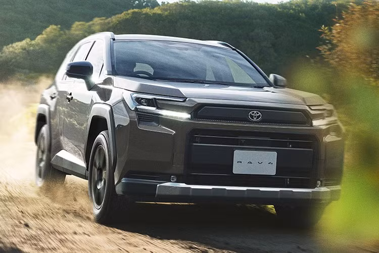 Toyota cho biết trong năm tài chính 2026, danh mục của mẫu xe SUV RAV4 tại Nhật Bản sẽ tiếp tục được mở rộng với phiên bản plug-in hybrid (PHEV) và GR Sport, hướng đến nhóm khách hàng ưa thích hiệu suất và phong cách thể thao.