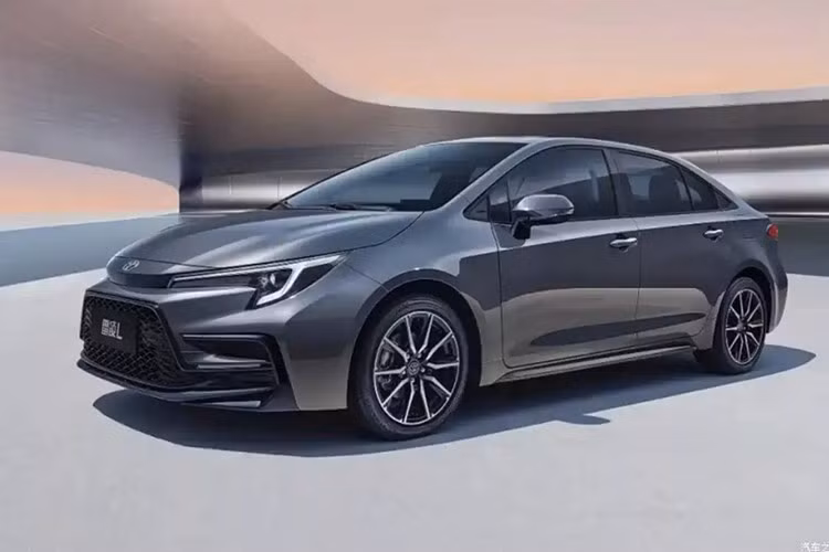 Trong khi đó, Levin L từ GAC Toyota giữ phong cách thể thao hơn, tương đồng với bản Corolla bán ra tại Mỹ. Dù được kéo dài trục cơ sở như bản Corolla của FAW, nhưng về tổng thể, diện mạo Levin L ít khác biệt hơn.