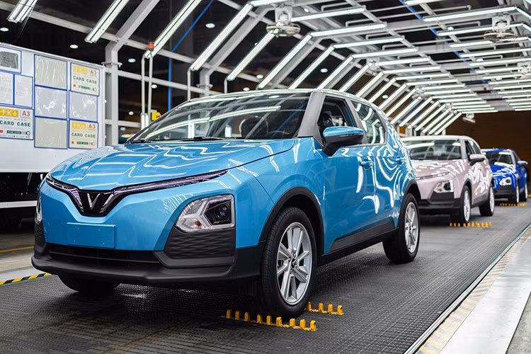 CUV cỡ A: VinFast VF5 ﻿VinFast VF5 đang tạo nên một kỷ lục vô tiền khoáng hậu với 38.478 xe bán ra, bỏ xa hoàn toàn các đối thủ chạy xăng như Kia Sonet (4.795 xe) và Toyota Raize (3.289 xe). Với chi phí vận hành tối ưu và chính sách hỗ trợ mạnh mẽ từ thương hiệu nội địa, VF5 không chỉ dẫn đầu phân khúc mà còn là mẫu xe bán chạy hàng đầu thị trường. Đây là cái tên có xác suất giữ ngôi đầu cao nhất trong bảng danh sách năm 2025.