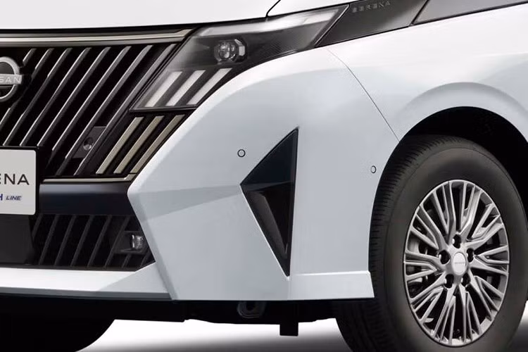 Về ngoại thất, Nissan Serena 2026 sở hữu phần đầu xe mới với các họa tiết hình chữ V thay cho các đường nằm ngang trên phiên bản cũ. Đồng thời, dải đèn LED định vị ban ngày và bộ mâm hợp kim của xe cũng được điều chỉnh lại hướng thiết kế.