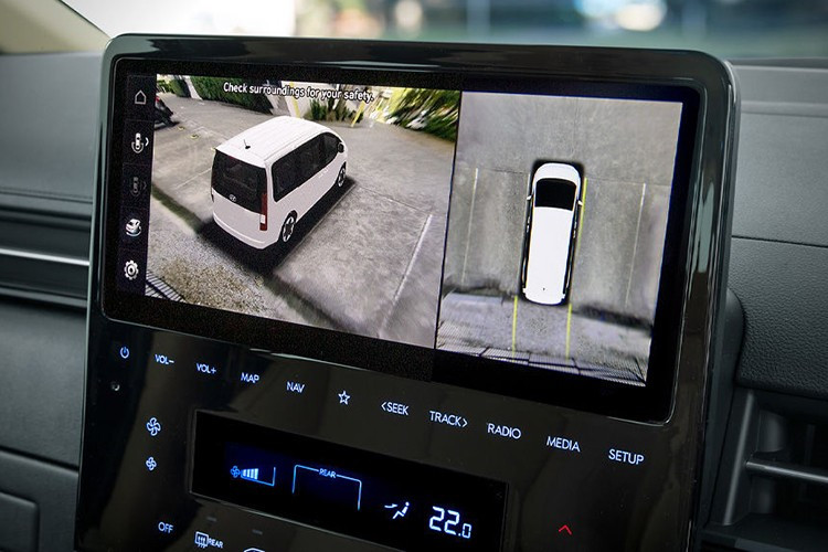 Mặt táp-lô được cải tiến với cửa gió điều hòa mới và khay chứa đồ bổ sung. Bên cạnh đó, bệ tì tay trung tâm được thiết kế lại, bổ sung nhiều nút bấm vật lý hơn nhằm thay thế các phím cảm ứng của phiên bản cũ.