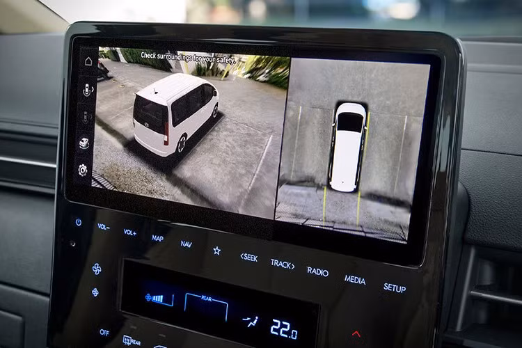 Mặt táp-lô được cải tiến với cửa gió điều hòa mới và khay chứa đồ bổ sung. Bên cạnh đó, bệ tì tay trung tâm được thiết kế lại, bổ sung nhiều nút bấm vật lý hơn nhằm thay thế các phím cảm ứng của phiên bản cũ.