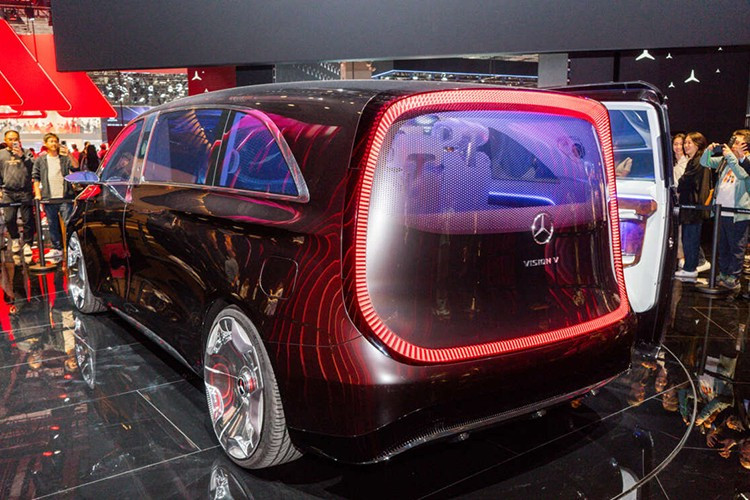 Dù vậy, xe vẫn giữ lại những đặc điểm nhận diện cốt lõi như cụm đèn LED ban ngày tạo hình ngôi sao và thiết kế khí động học trau chuốt, qua đó xóa bỏ hoàn toàn hình ảnh thô cứng thường thấy trên các dòng minivan truyền thống.