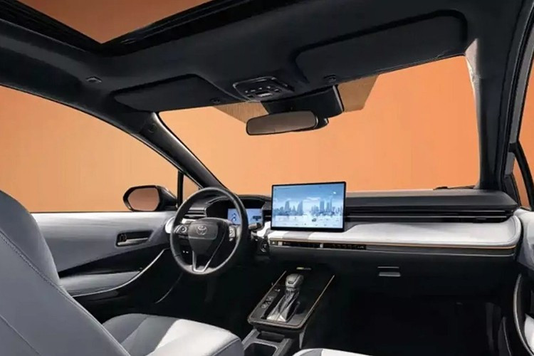 Khoang cabin trên cả hai mẫu xe được nâng cấp đáng kể. Bảng táp-lô thiết kế mới với các đường ngang đơn giản, kết hợp màn hình giải trí trung tâm 12,9 inch dạng nổi và đồng hồ kỹ thuật số 8,8 inch.