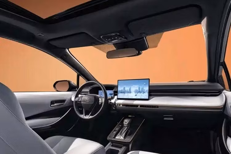 Khoang cabin trên cả hai mẫu xe được nâng cấp đáng kể. Bảng táp-lô thiết kế mới với các đường ngang đơn giản, kết hợp màn hình giải trí trung tâm 12,9 inch dạng nổi và đồng hồ kỹ thuật số 8,8 inch.