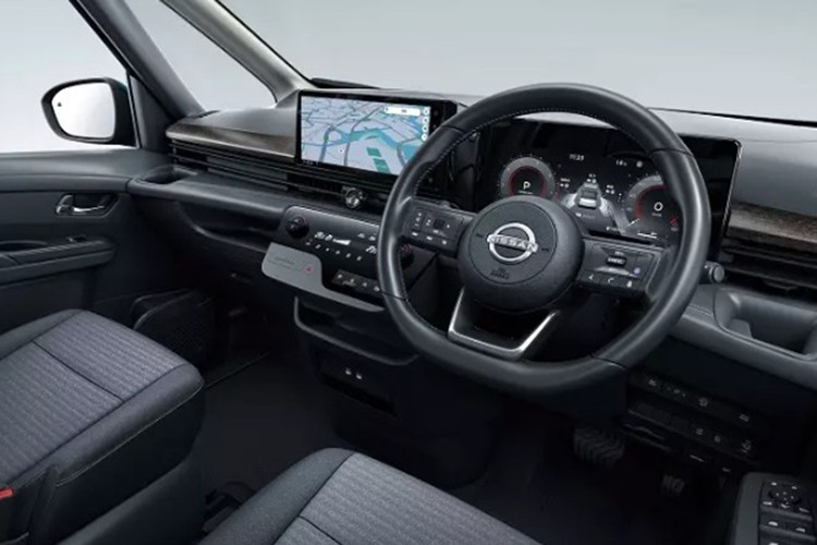 Bên trong xe, Nissan Serena mới tiếp tục được cung cấp 2 cấu hình nội thất là 7 chỗ hoặc 8 chỗ ngồi, tùy phiên bản. Ngoài ra, xe còn được bổ sung phiên bản Multi Box 4 chỗ hoặc 5 chỗ, thay thế hàng ghế thứ ba bằng một hộp chứa đồ dung tích lớn có thể sử dụng như băng ghế hoặc bàn.