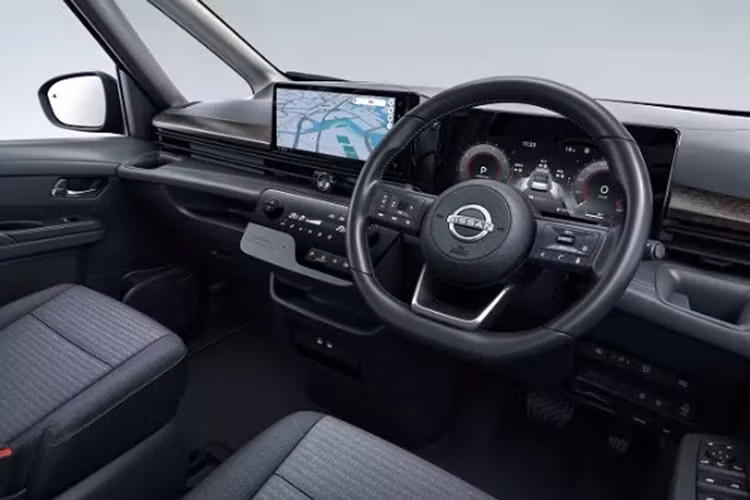 Bên trong xe, Nissan Serena mới tiếp tục được cung cấp 2 cấu hình nội thất là 7 chỗ hoặc 8 chỗ ngồi, tùy phiên bản. Ngoài ra, xe còn được bổ sung phiên bản Multi Box 4 chỗ hoặc 5 chỗ, thay thế hàng ghế thứ ba bằng một hộp chứa đồ dung tích lớn có thể sử dụng như băng ghế hoặc bàn.