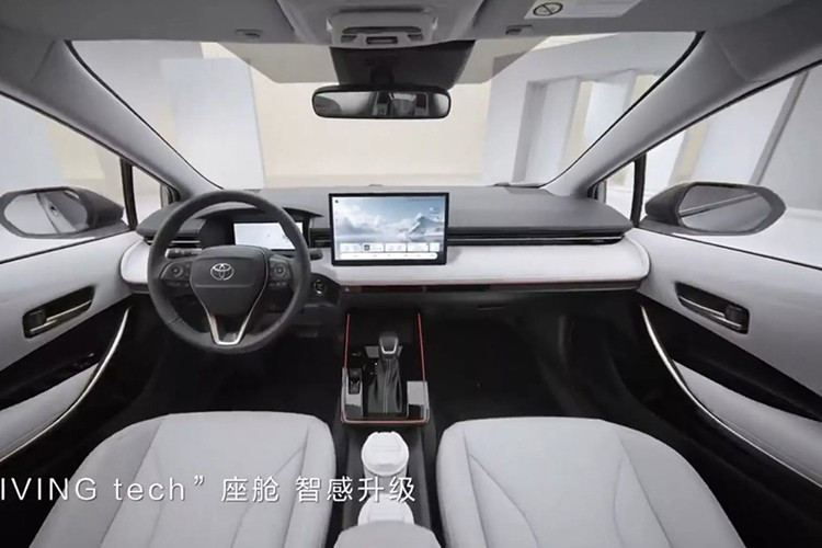 Cụm điều khiển trung tâm được làm lại gọn gàng hơn, tích hợp sạc không dây nhanh. Ghế trước thiết kế thể thao hơn với tựa đầu liền khối, vật liệu bọc nội thất cũng được làm mới. Đáng chú ý, Toyota Safety Sense 3.0 – gói công nghệ hỗ trợ người lái – trở thành trang bị tiêu chuẩn.