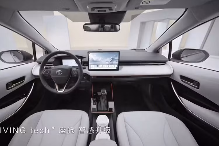 Cụm điều khiển trung tâm được làm lại gọn gàng hơn, tích hợp sạc không dây nhanh. Ghế trước thiết kế thể thao hơn với tựa đầu liền khối, vật liệu bọc nội thất cũng được làm mới. Đáng chú ý, Toyota Safety Sense 3.0 – gói công nghệ hỗ trợ người lái – trở thành trang bị tiêu chuẩn.