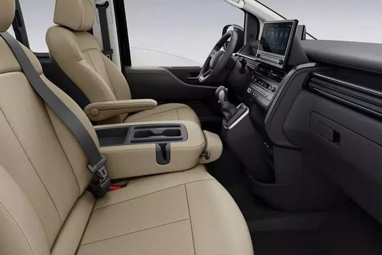Những thay đổi khác của Hyundai Staria 2026 bao gồm vô lăng thiết kế hiện đại hơn, tích hợp cần số điện tử phía sau ở bản Lounge và tay vịn phụ bên ghế lái giúp việc ra/vào xe dễ dàng hơn. Ngoài ra, Hyundai còn bổ sung màu sắc nội thất mới và nhiều tính năng trợ lái nâng cao ADAS tiêu chuẩn cho mẫu MPV cỡ lớn này.