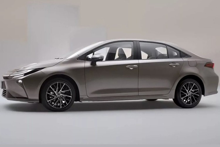 Cả hai mẫu sedan Toyota Corolla và Levin L 2026 đều được kéo dài trục cơ sở thêm 50 mm, nâng tổng chiều dài trục cơ sở lên 2.750 mm – giúp cải thiện đáng kể không gian để chân cho hàng ghế sau, yếu tố được người dùng Trung Quốc đánh giá cao.