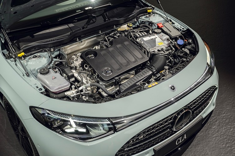 Động cơ tăng áp M252 1.5 lít được sử dụng trong Mercedes-Benz CLA 220 hybrid mới là sản phẩm hợp tác phát triển giữa Mercedes-Benz và Geely, trong đó Mercedes-Benz cung cấp kiến ​​trúc động cơ và các tiêu chuẩn thiết kế. Đồng thời, Geely đóng góp vào phát triển kỹ thuật và sản xuất tại Trung Quốc.