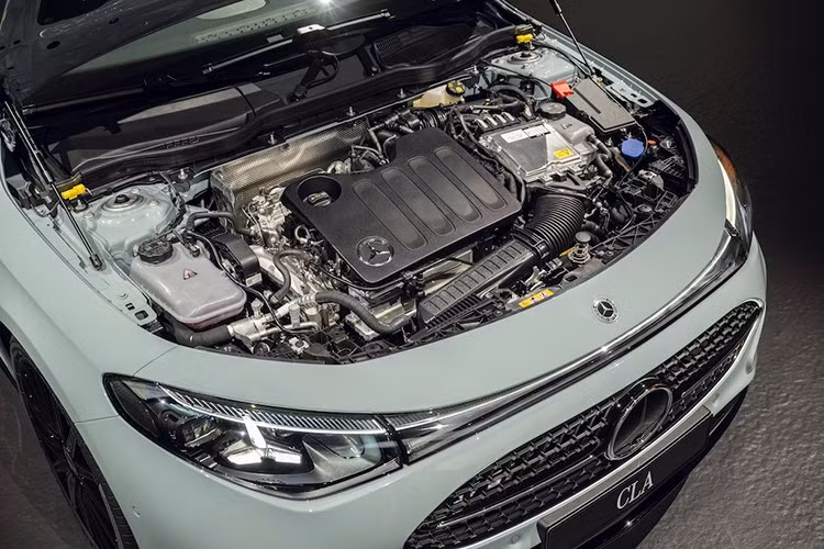 Động cơ tăng áp M252 1.5 lít được sử dụng trong Mercedes-Benz CLA 220 hybrid mới là sản phẩm hợp tác phát triển giữa Mercedes-Benz và Geely, trong đó Mercedes-Benz cung cấp kiến ​​trúc động cơ và các tiêu chuẩn thiết kế. Đồng thời, Geely đóng góp vào phát triển kỹ thuật và sản xuất tại Trung Quốc.