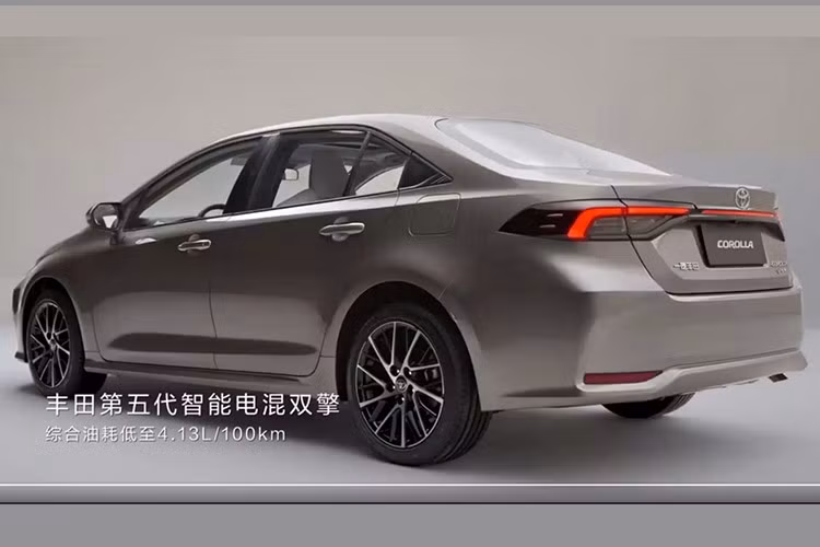 Trong đó, FAW Toyota Corolla sở hữu thiết kế đầu xe kiểu “hammerhead” lấy cảm hứng từ Prius, kết hợp với mặt ca-lăng và cản trước tối giản. Đuôi xe bổ sung dải LED nối liền hai cụm đèn hậu, tương tự mẫu Allion – một biến thể Corolla trục cơ sở dài khác tại thị trường nội địa.