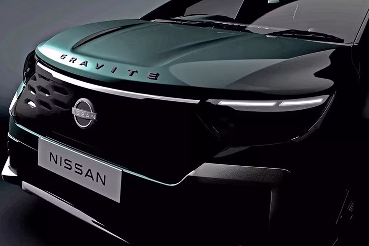 Lưới tản nhiệt lớn hơn, đồ họa đèn pha LED đã được sửa đổi và cản trước giờ đây có thêm các chi tiết trang trí hình chữ C giúp tăng thêm vẻ rộng rãi về mặt thị giác. Nhìn từ bên hông và phía sau, phần lớn thiết kế của Gravite vẫn giữ nguyên với Renault, bao gồm cả hình dáng tổng thể và khoang hành khách.